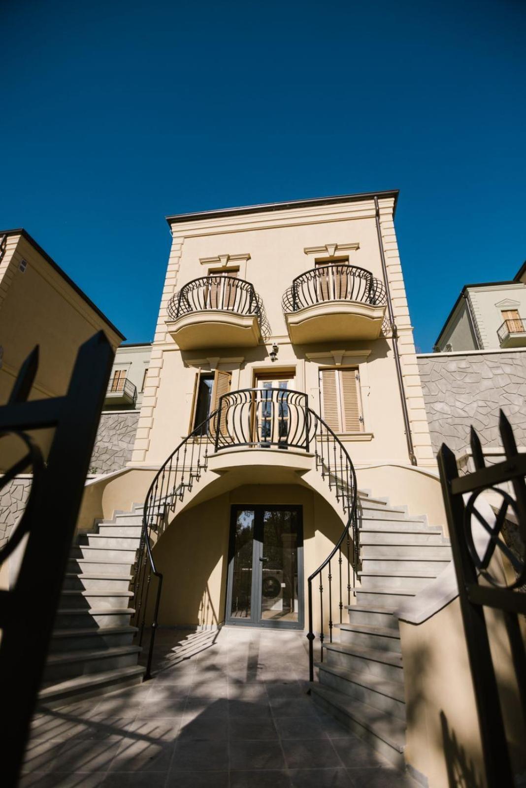 Villa 66 *